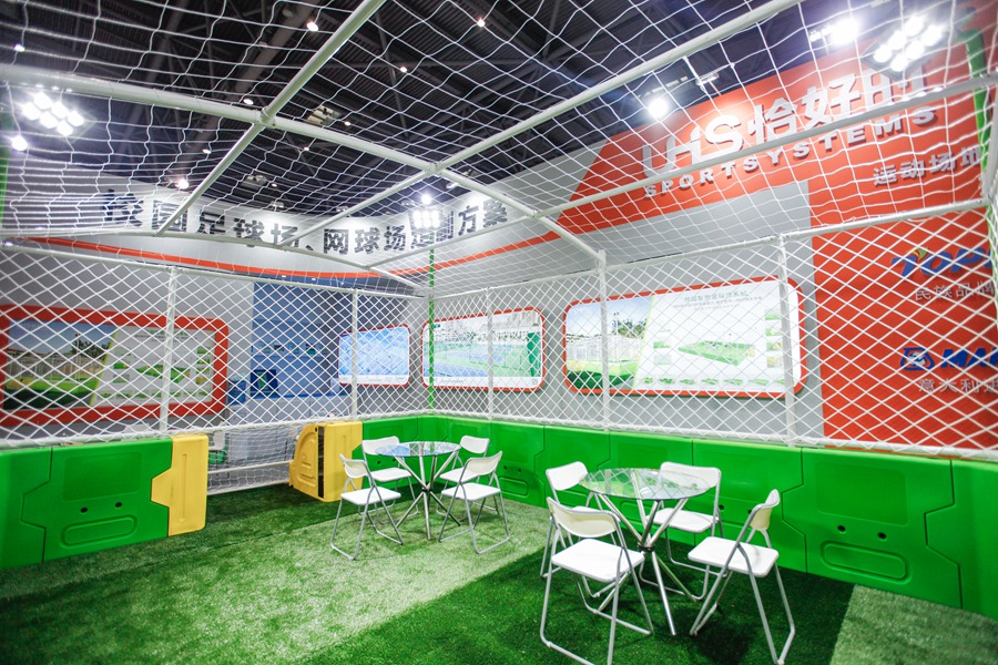 火辣辣的重慶教育裝備展 嘩啦啦的恰好時(shí)校園智能足球場(chǎng)！